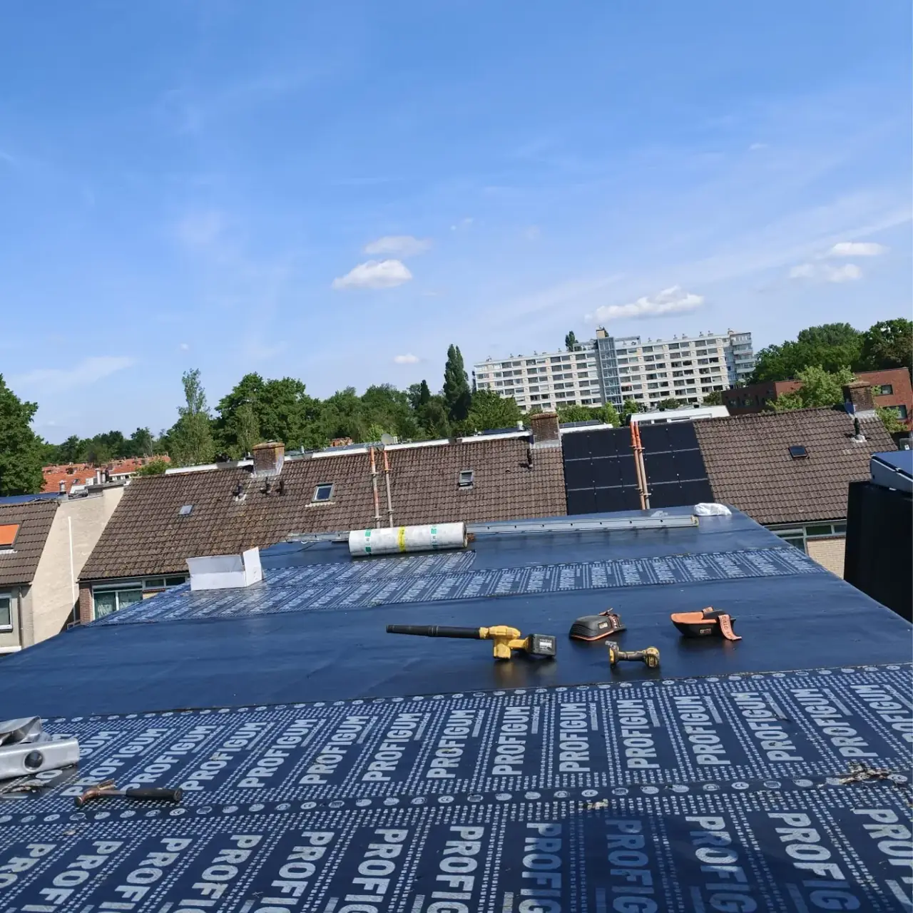 Nieuwe bitumen dakbedekking op een plat dak in Amstelveen