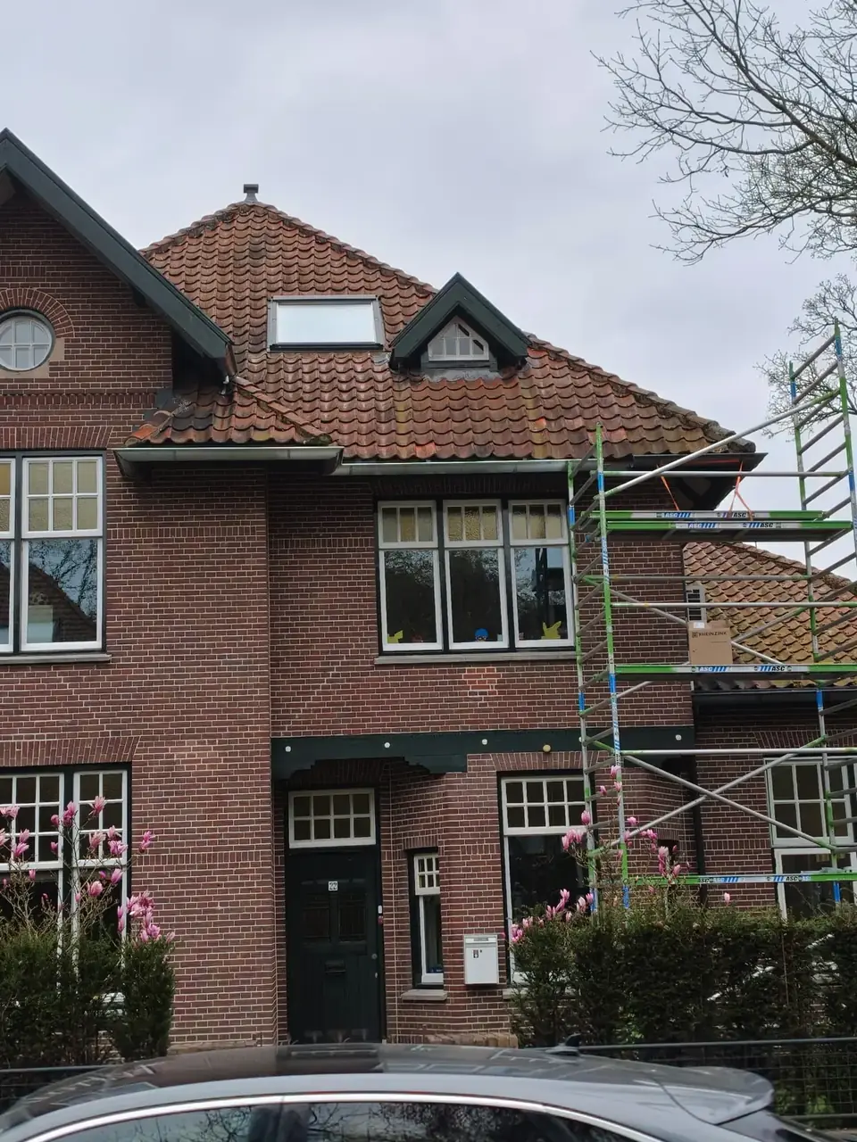 Woning in Hilversum met nieuwe dakgoten en steiger