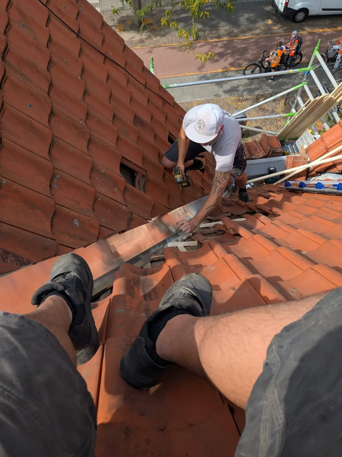 Dakdekker vervangt een kielgoot op een pannendak in Soest