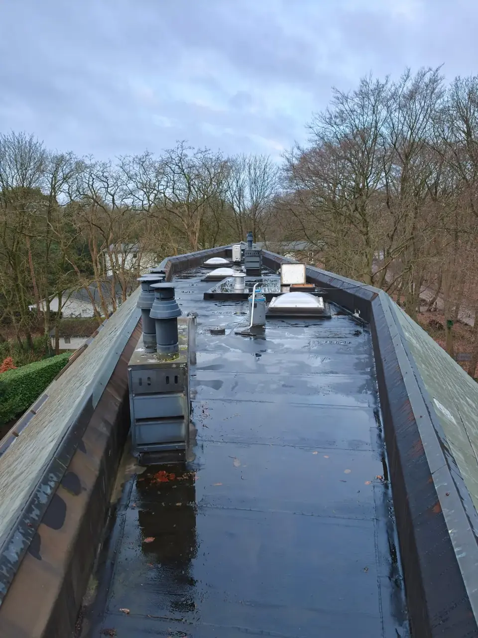 Plat dak met nieuwe dakbedekking en ventilatiekappen